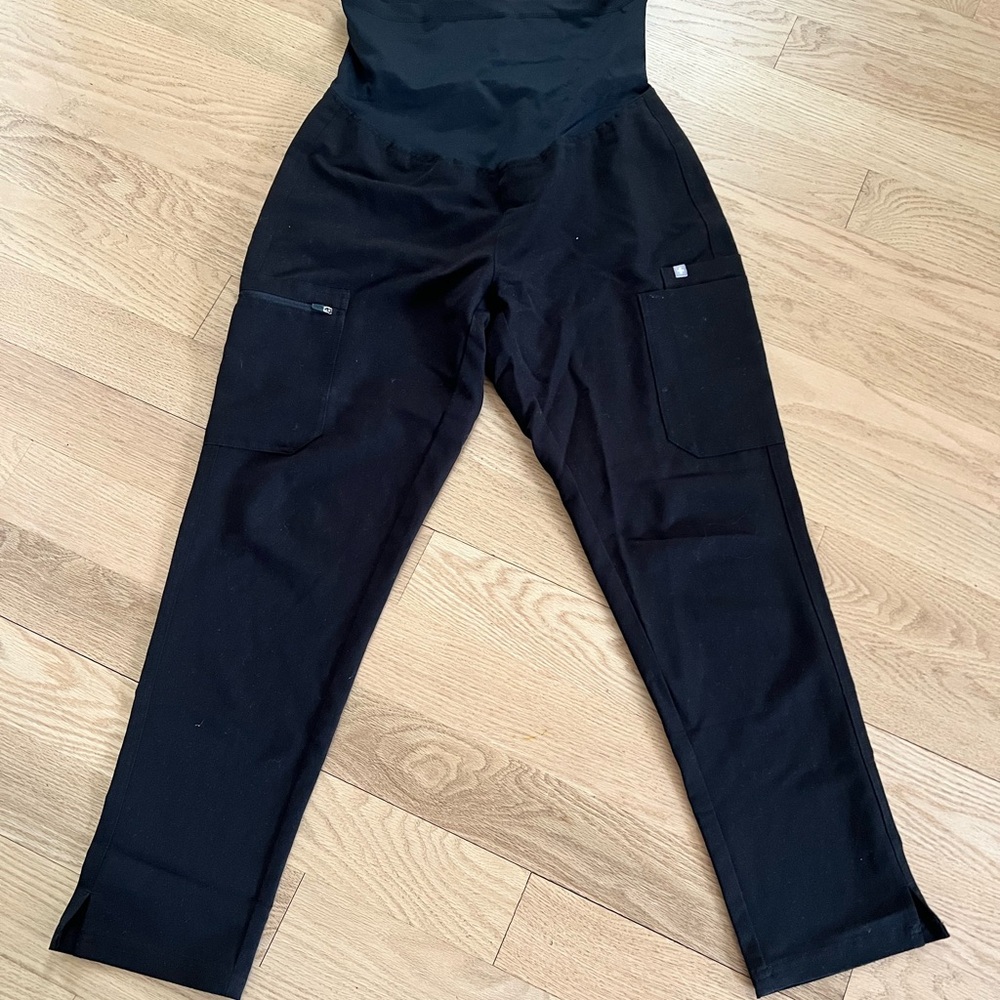 FIGS S/petite maternity black straight leg scrubs